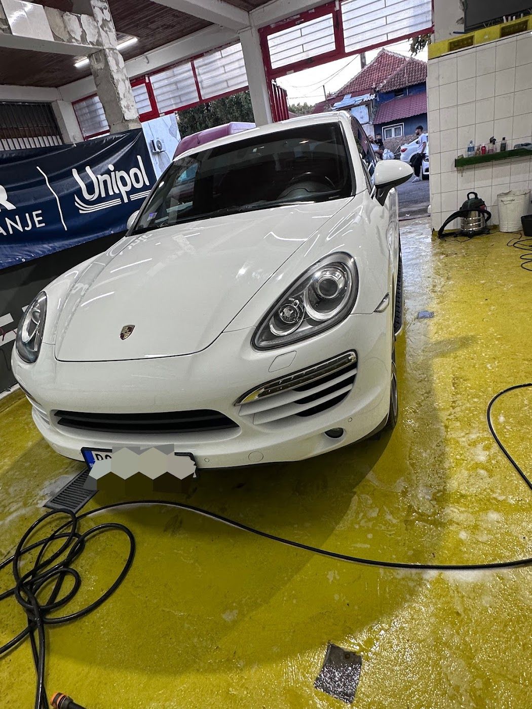 Beli Porsche Cayenne na pranju