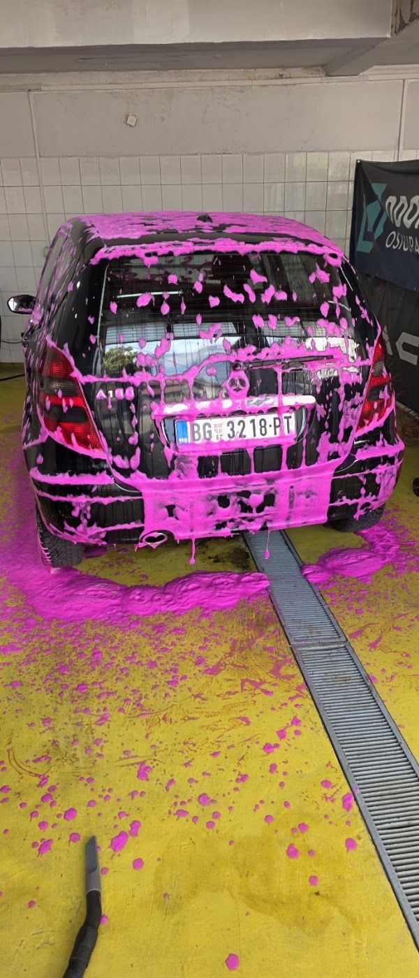 Auto u ružičastoj aktivnoj peni