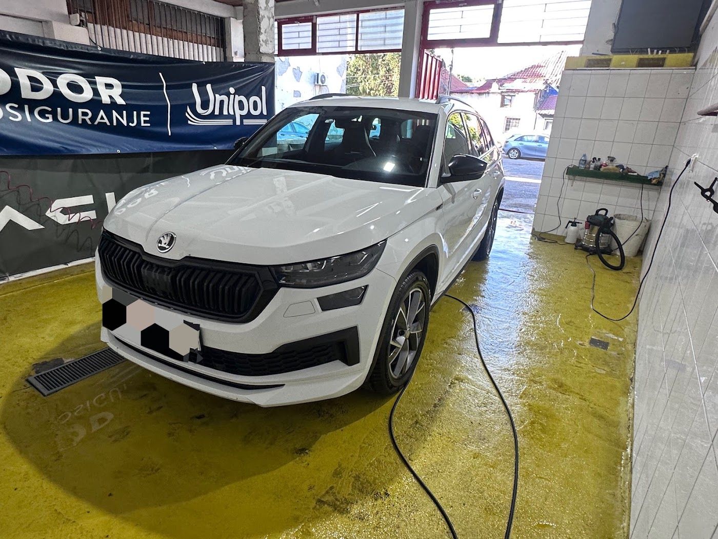 Beli Škoda SUV na pranju