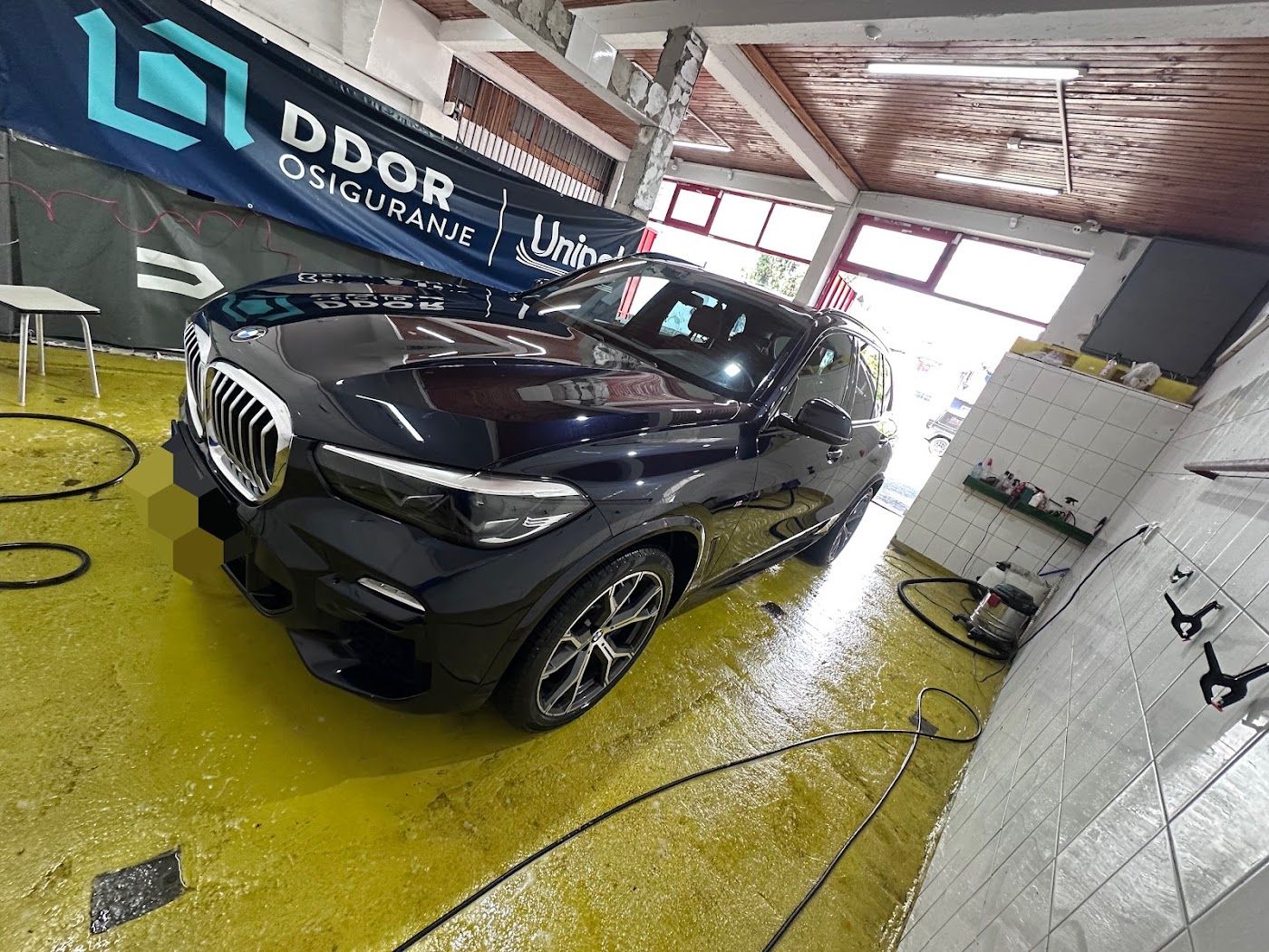 Crni BMW na pranju