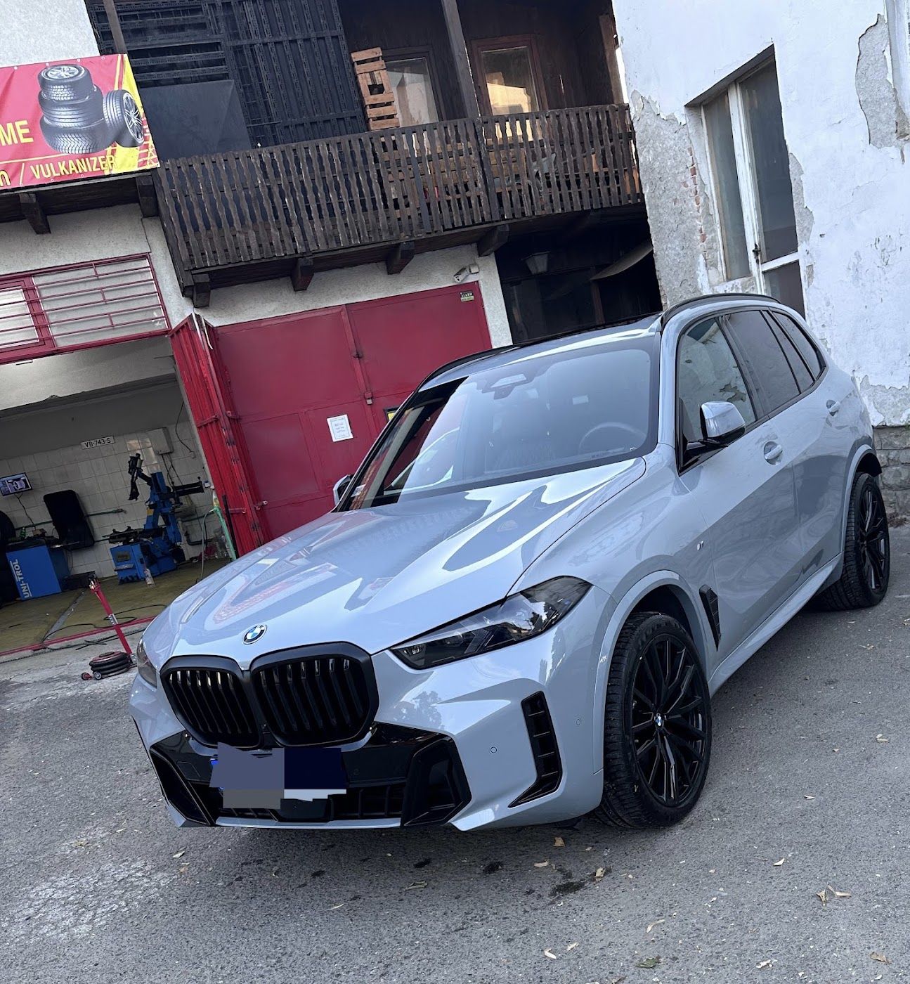 BMW X5 posle pranja ispred servisa Car Care Aleks
